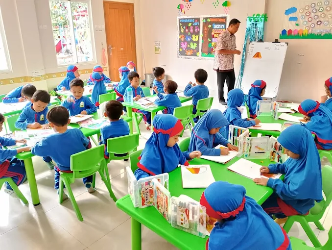 Kegiatan menggambar di kelas.