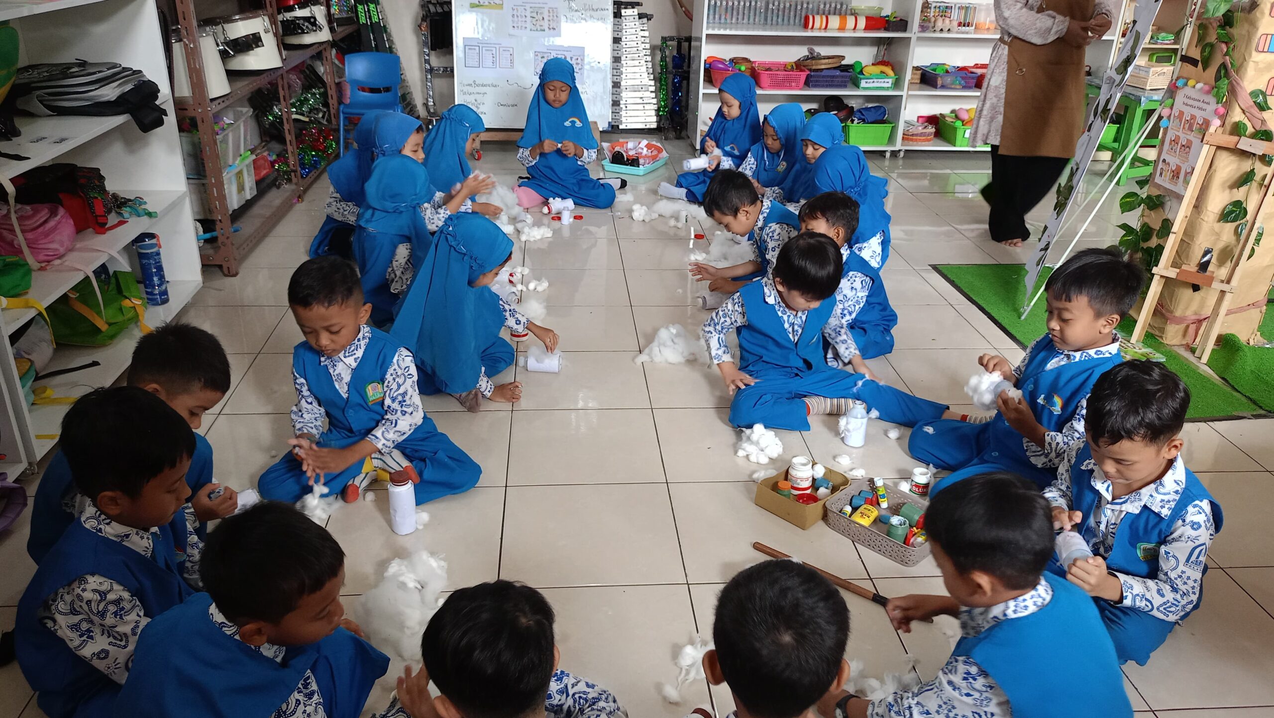 Kegiatan motorik halus anak